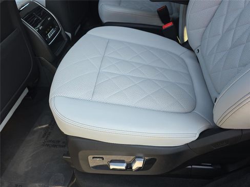 Used 2024 BMW X7 xDrive40i w/ M Sport Package image 16