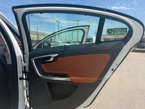 Used 2017 Volvo S60 T5 Inscription image 13