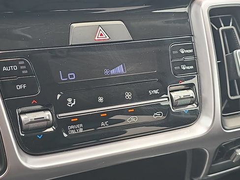 Used 2022 Kia Sorento S FWD image 24