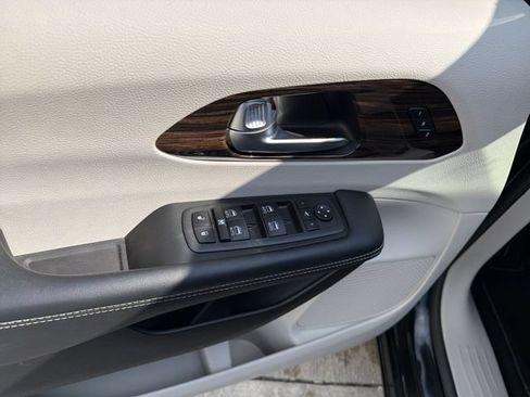 Used 2023 Chrysler Pacifica Limited AWD/4WD image 15