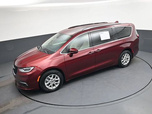 Used 2021 Chrysler Pacifica Touring-L image 32