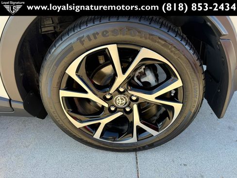 Used 2020 Toyota C-HR XLE FWD image 11
