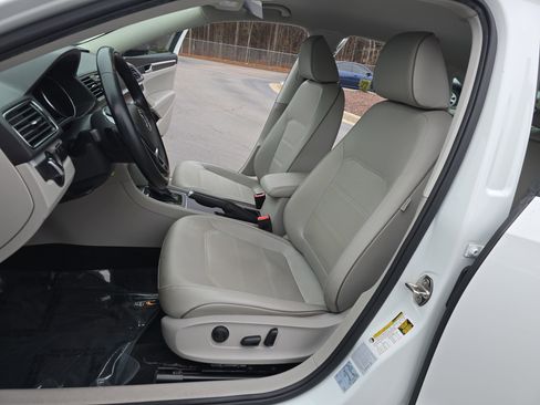 Used 2018 Volkswagen Passat 2.0T R-Line image 16