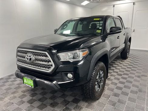 Used 2017 Toyota Tacoma TRD Off-Road w/ Tow Package (A/T) AWD/4WD image 3