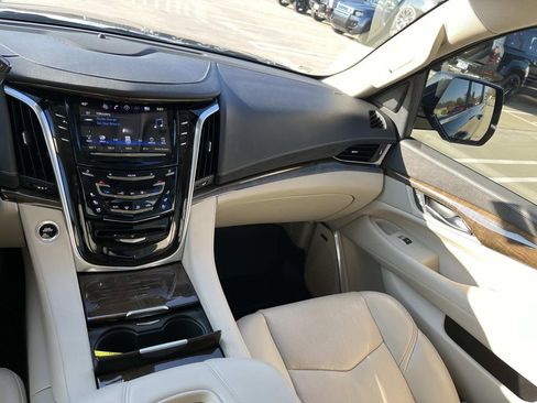 Used 2020 Cadillac Escalade Premium Luxury image 15