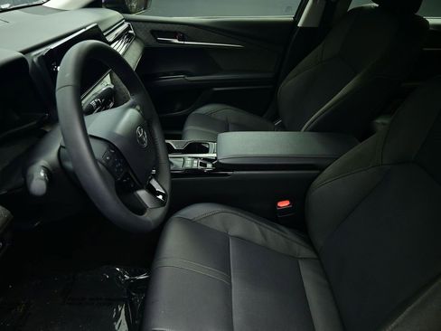 Used 2025 Toyota Camry XLE image 18