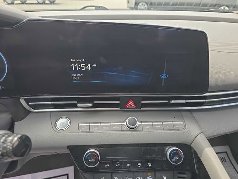 Used 2023 Hyundai Elantra SEL w/ Convenience Package FWD image 18