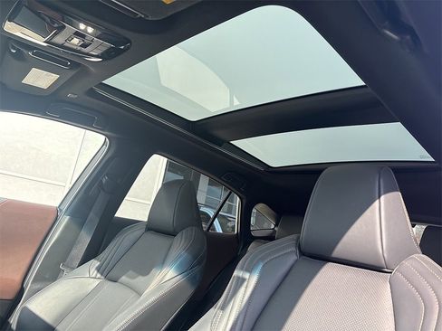 Used 2024 Toyota Venza Limited image 6