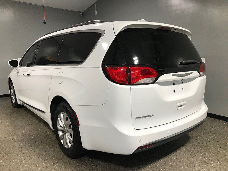 Used 2017 Chrysler Pacifica Touring-L FWD image 5
