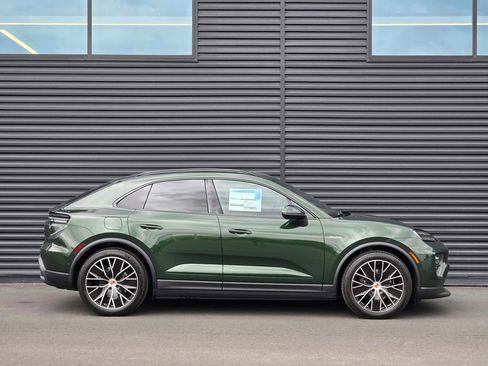 New 2026 Porsche Macan 4 Electric image 8