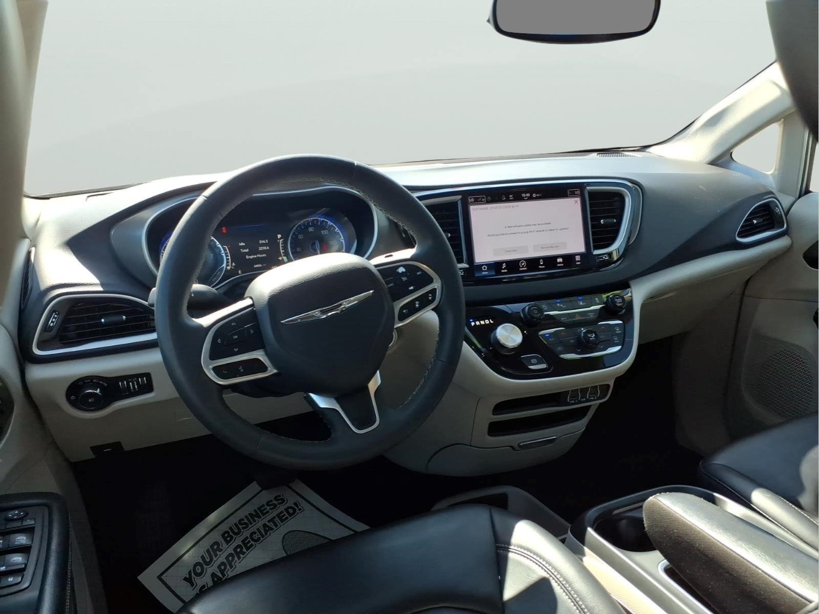 Used 2023 Chrysler Pacifica Touring-L FWD image 10