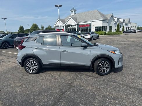 Used 2021 Nissan Kicks SV FWD image 2