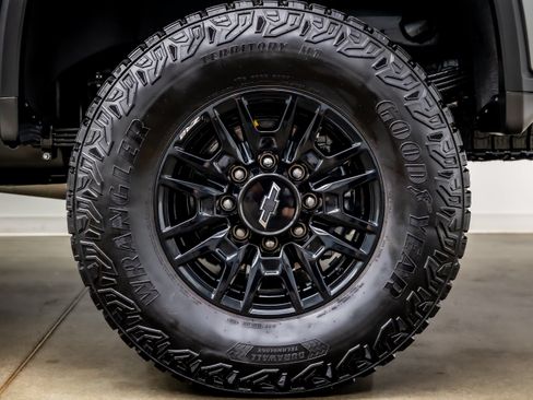 Used 2025 Chevrolet Silverado 2500 ZR2 w/ Technology Package AWD/4WD image 39