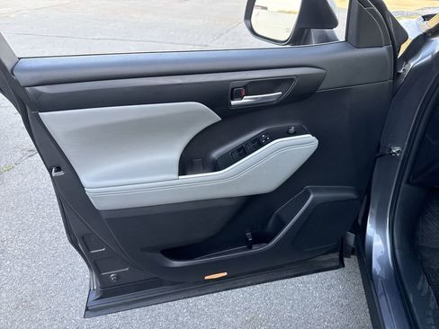 Used 2023 Toyota Highlander XLE image 23