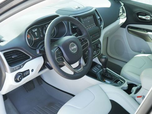 Used 2020 Jeep Cherokee Latitude Plus w/ Comfort/Convenience Group FWD image 12