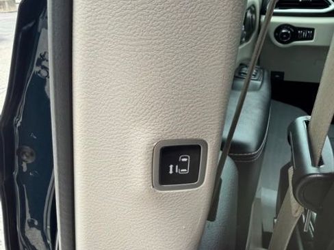 Used 2023 Chrysler Pacifica Touring-L FWD image 23