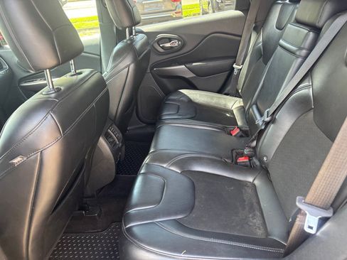 Used 2019 Jeep Cherokee Latitude Plus w/ Cold Weather Group AWD/4WD image 9