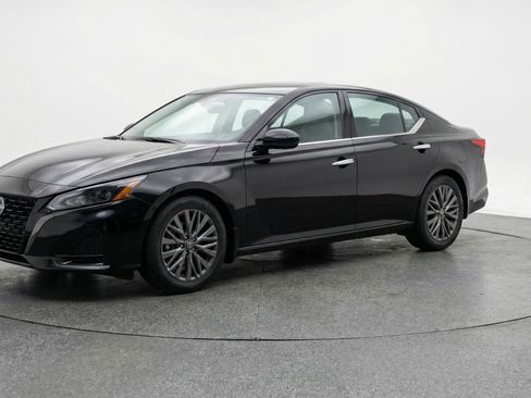 Used 2025 Nissan Altima 2.5 SV image 3