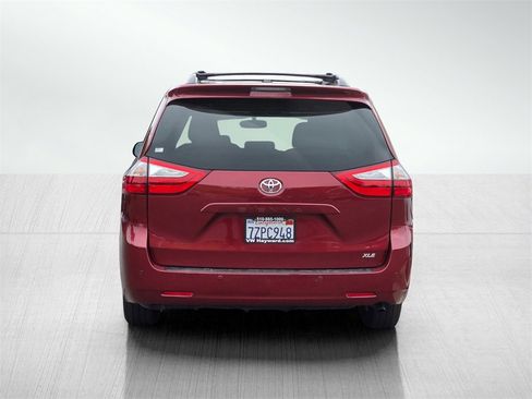 Used 2017 Toyota Sienna XLE image 5