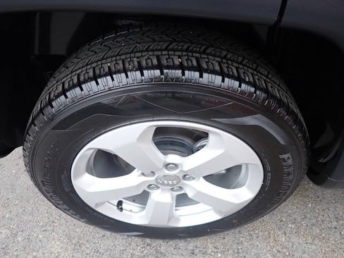 Used 2019 Jeep Compass Latitude w/ Popular Equipment Group AWD/4WD image 11