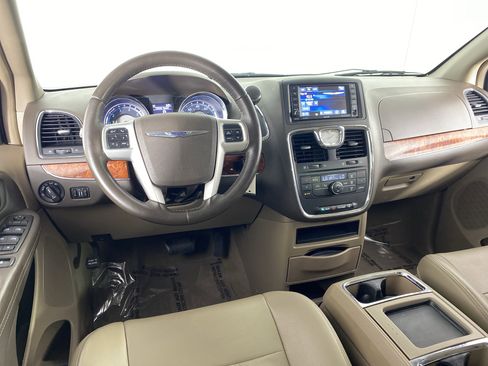 Used 2014 Chrysler Town & Country Touring FWD image 42