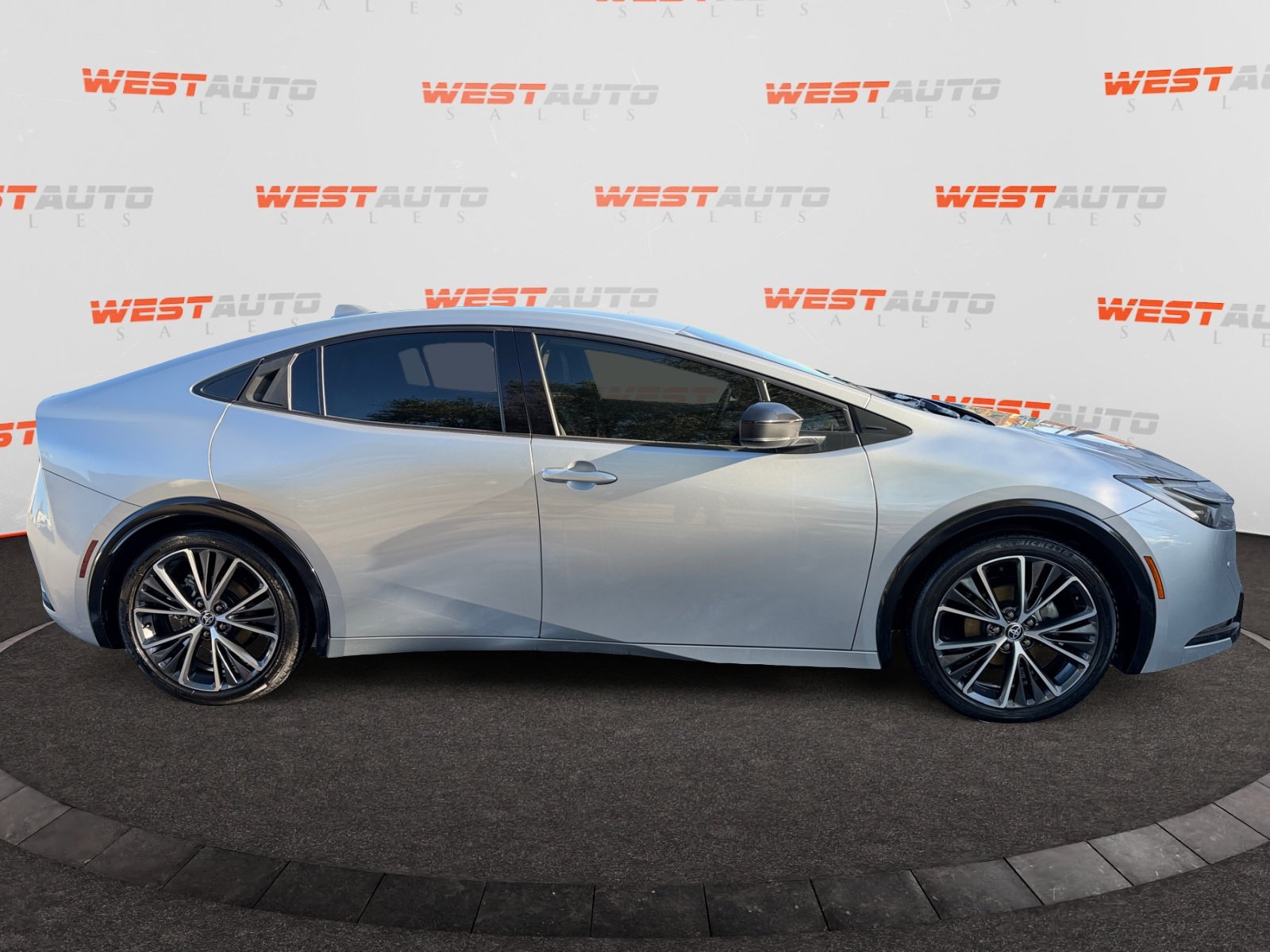 Used 2023 Toyota Prius XLE FWD image 6