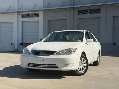 Used 2005 Toyota Camry XLE image 2