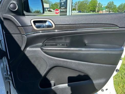 Used 2017 Jeep Grand Cherokee Limited AWD/4WD image 25