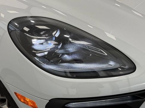 Certified 2025 Porsche Macan AWD/4WD image 11