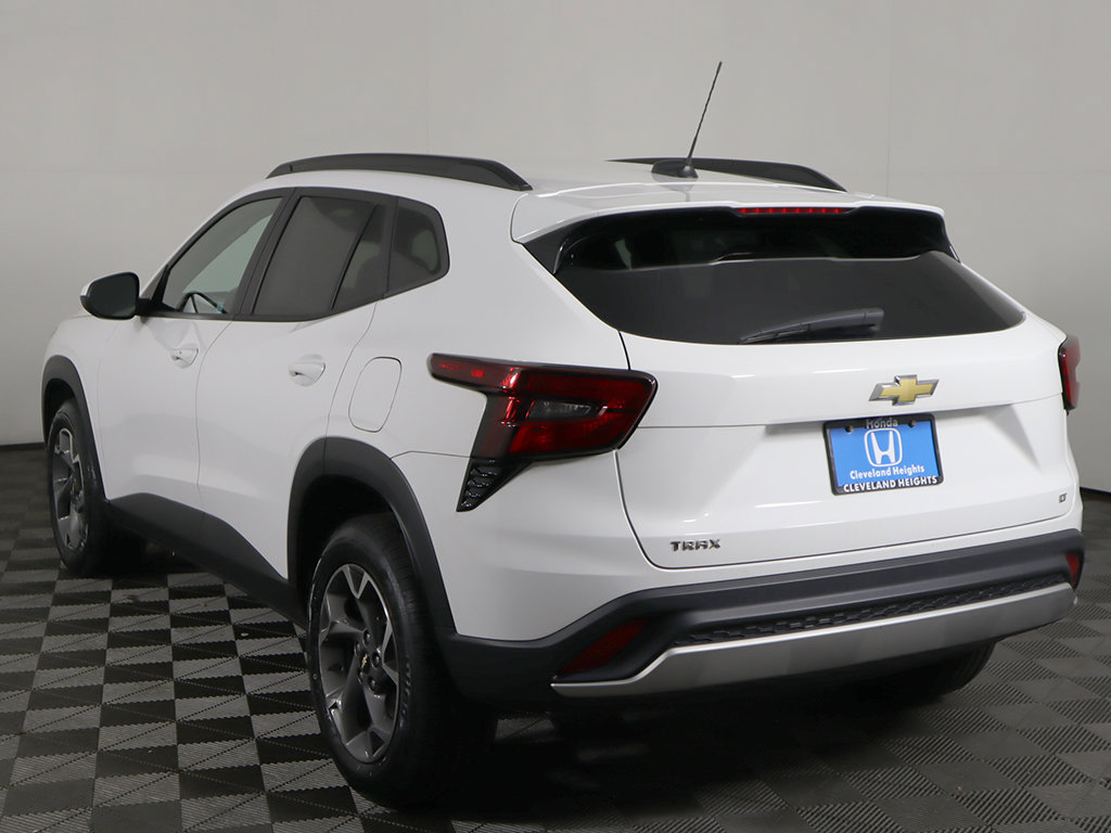 Used 2024 Chevrolet Trax LT w/ LT Convenience Package FWD image 8