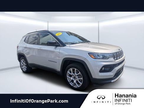 Used 2025 Jeep Compass Limited AWD/4WD image 1