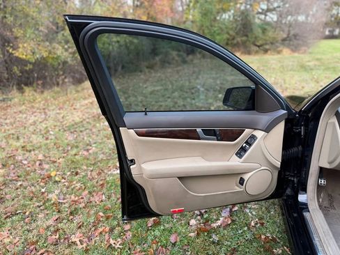 Used 2012 Mercedes-Benz C 250 Sedan w/ Comand Single Disc Pkg image 6