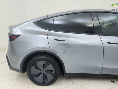 Used 2026 Tesla Model Y 2WD image 7