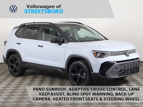 Used 2025 Volkswagen Taos SE AWD/4WD image 1