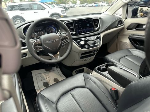 Used 2024 Chrysler Pacifica Touring-L w/ Uconnect Theater Family Group image 17