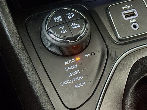 Used 2020 Jeep Cherokee Trailhawk AWD/4WD image 22