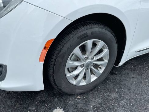 Used 2017 Chrysler Pacifica Touring-L Plus FWD image 8