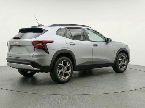 Used 2025 Chevrolet Trax LT image 9