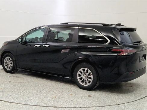 Used 2024 Toyota Sienna XLE image 5