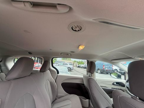 Used 2018 Chrysler Pacifica L FWD image 38