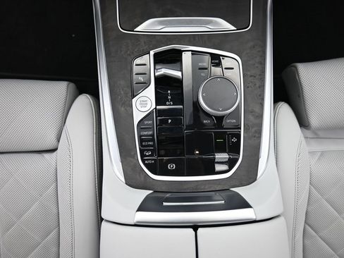 Used 2025 BMW X7 xDrive40i w/ Premium Package image 15