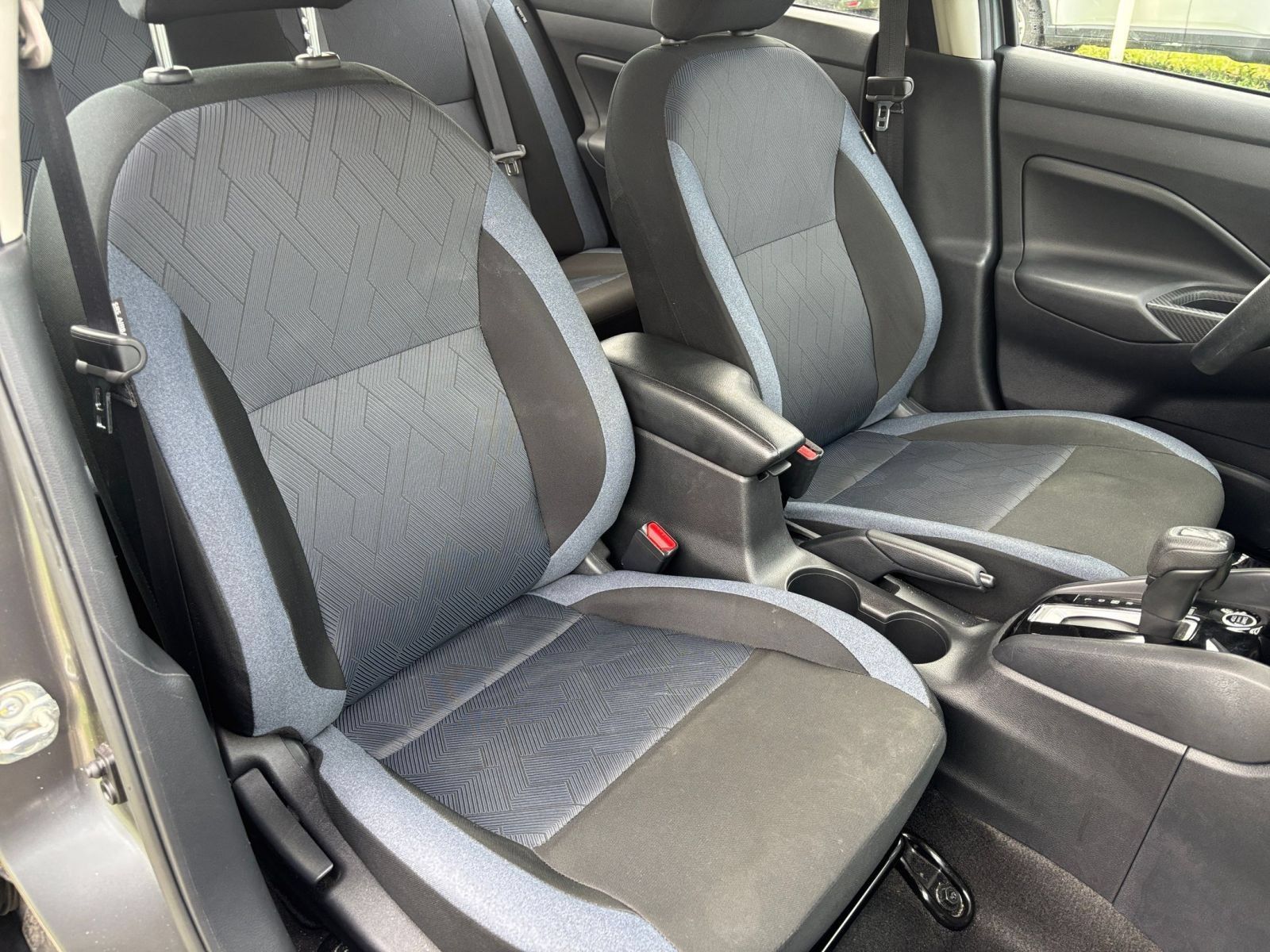 Used 2025 Nissan Versa SV FWD image 35