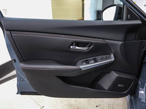 Used 2025 Nissan Sentra SR w/ SR Premium Package FWD image 9