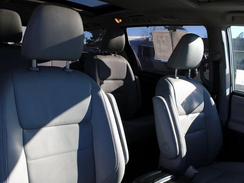 Used 2019 Toyota Sienna Limited image 19