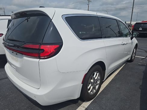 Used 2024 Chrysler Pacifica Touring-L FWD image 4