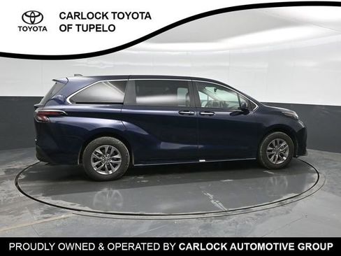 Used 2025 Toyota Sienna XLE image 4