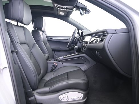 Certified 2025 Porsche Macan image 23