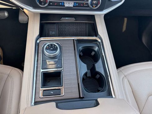 Used 2024 Ford Expedition Limited image 24