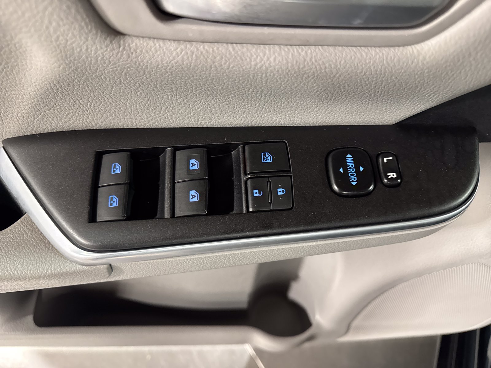 Used 2017 Toyota Camry SE FWD image 13
