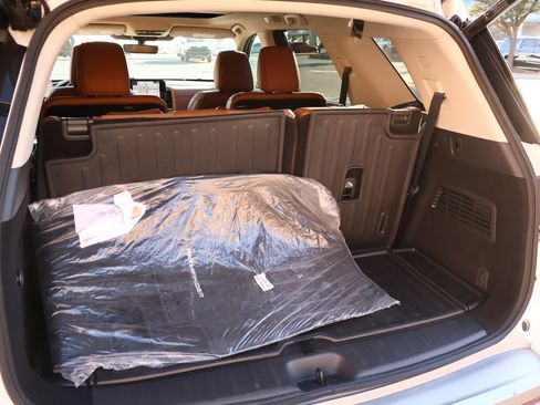 Used 2024 Nissan Pathfinder Platinum image 29